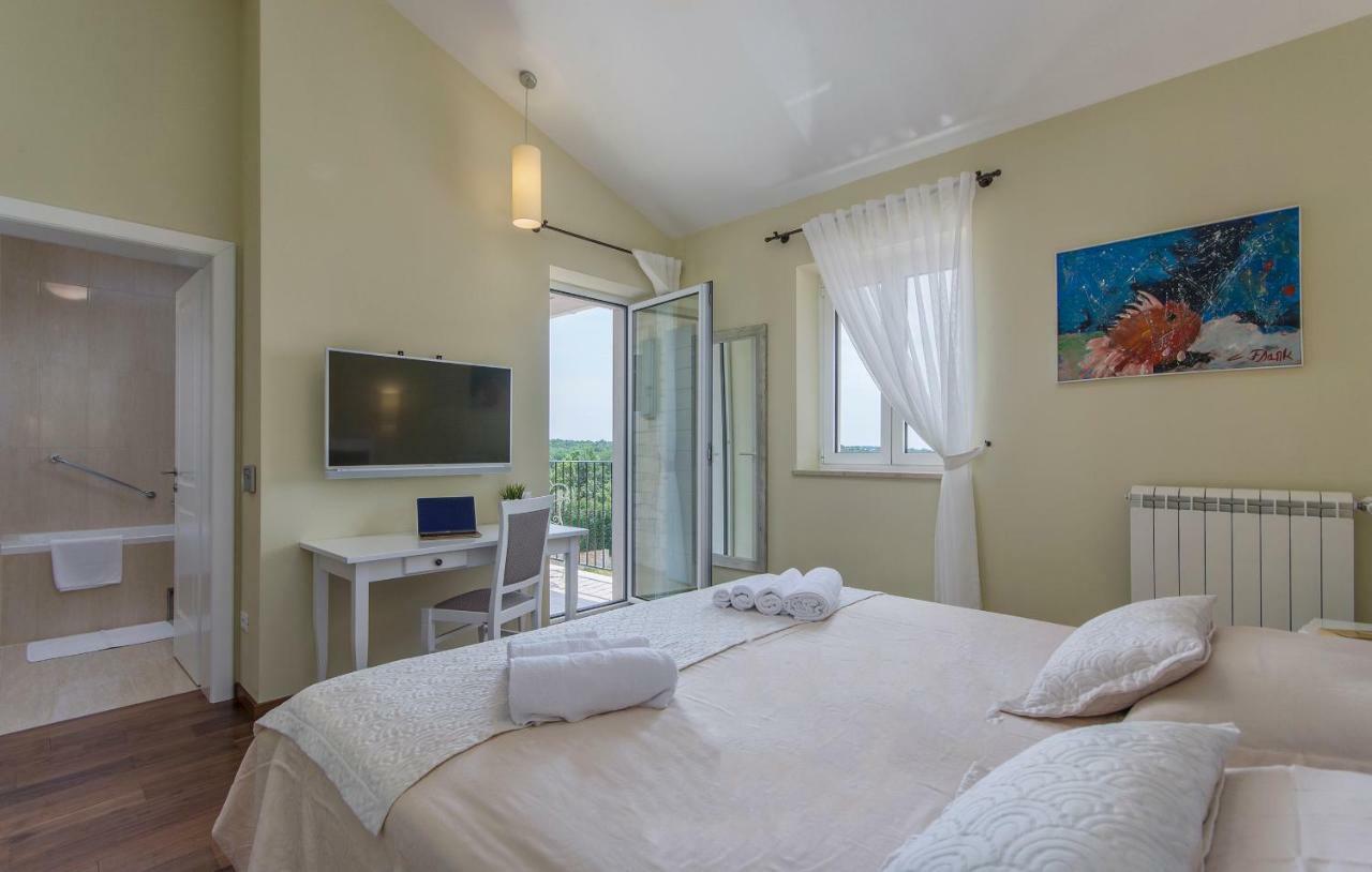 Villa Sterpazzi - Near Porec With Sea View, Private Jacuzzi, Sauna And Pool Visnjan Bagian luar foto